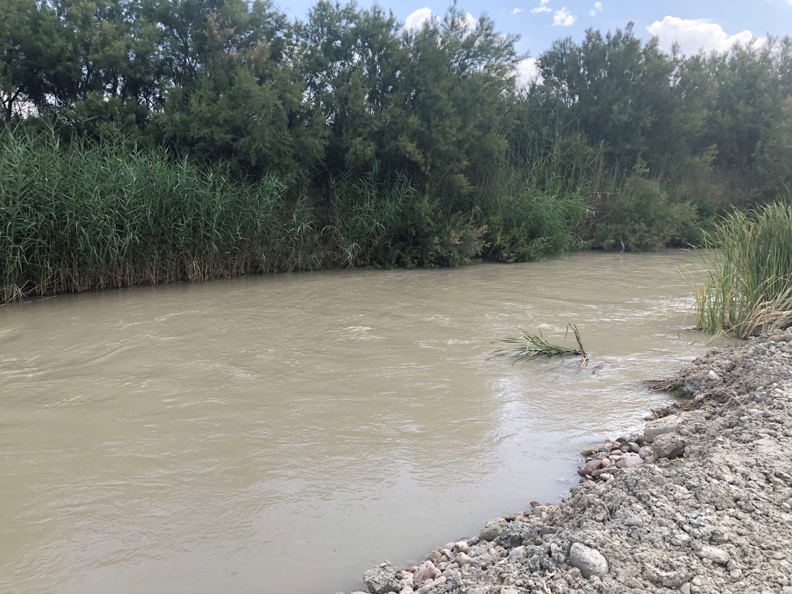 Agua de río canales abiertos sequía